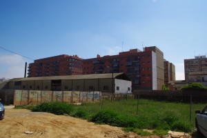 Naves con amianto en una propiedad privada que los socialistas y vecinos exigen derribar/pspv
