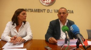 La edil Annais Menguzzato y el portavoz socialista Joan Calabuig/pspv