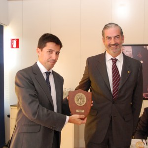 Pablo Landecho recibe de Paco Prado, presidente del Propeller, la metopa