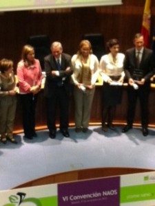Los premiados Naos, entre los que figura el ayuntamiento, con los galardones/ayto sanidad