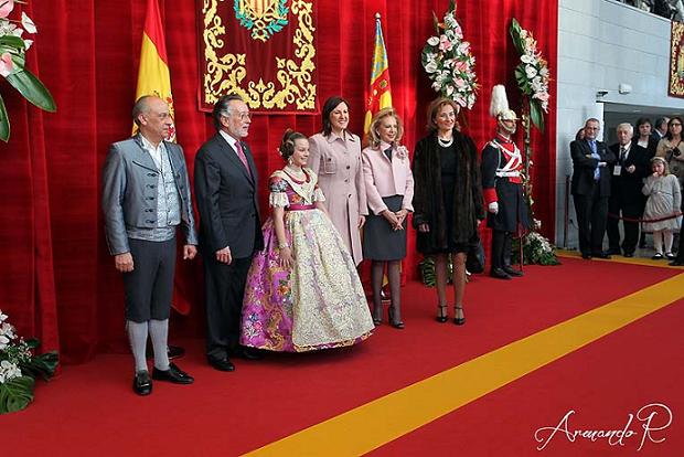 La Fallera Mayor Infantil, Carla González, desveló el color de su traje que vió todo el mundo al entrar en el Palau/armando romero