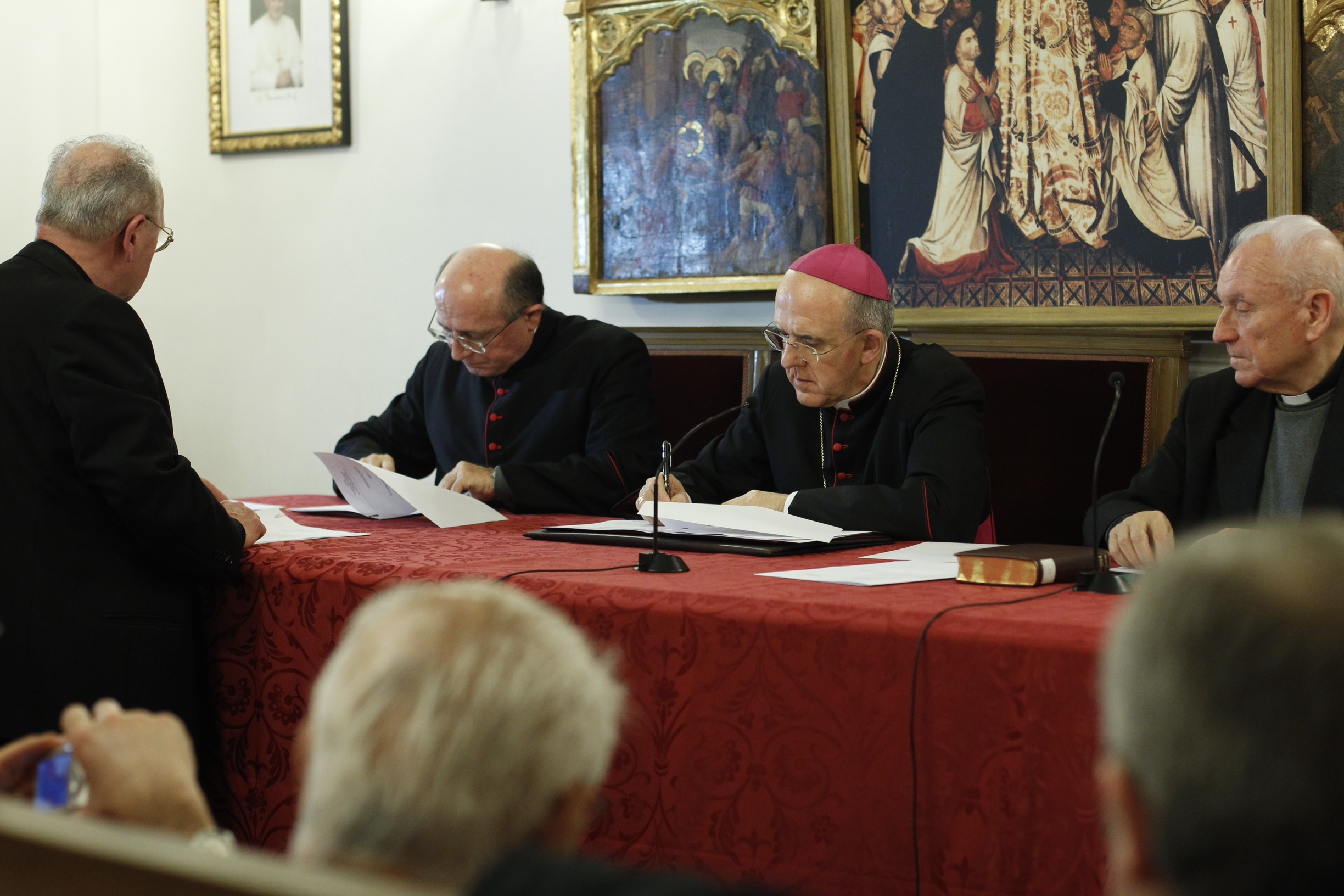 El arzobispo firma el inicio del proceso de investigación del presunto milagro/alberto saiz