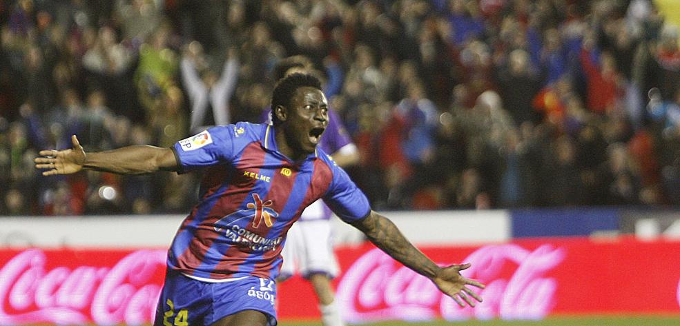 Martins festeja el gol en un Ciutat de València con más de 14.000 espectadores/manuel molines