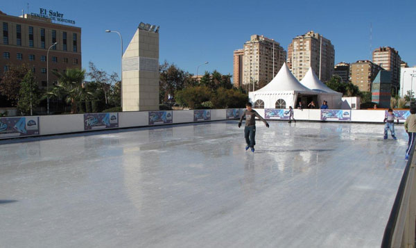 Pista de hielo en los aledaños del Centro Comercial El Saler