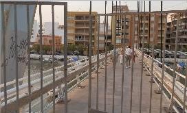 Pasarela peatonal de El Perellonet cerrada por Costas el año pasado