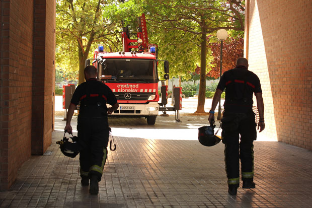 Dos bomberos de Valencia con el traje antiguo. Foto: Javier Furió