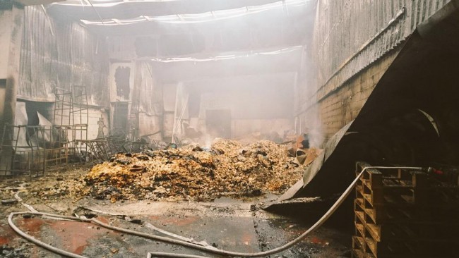 Incendio en una nave de patatas fritas de Benifaió. Foto: Bombers Diputació de Valencia