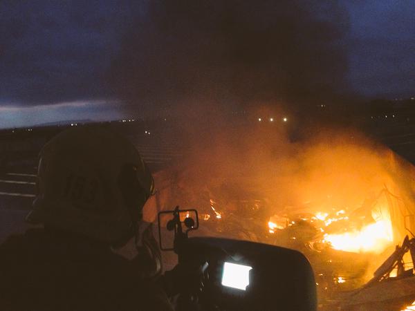 Incendio en una nave de cosméticos de Carlet. Foto: Bombers Diputació de Valencia