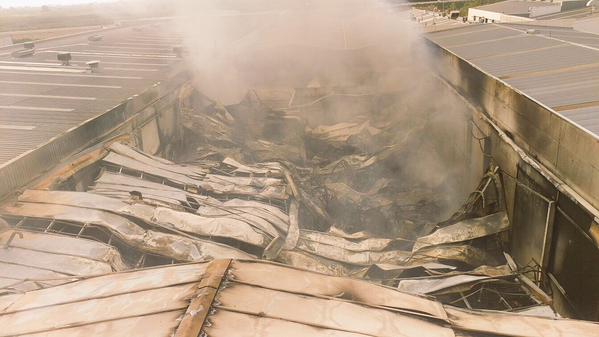 Incendio en una nave de cosméticos de Carlet. Foto: Bombers Diputació de Valencia