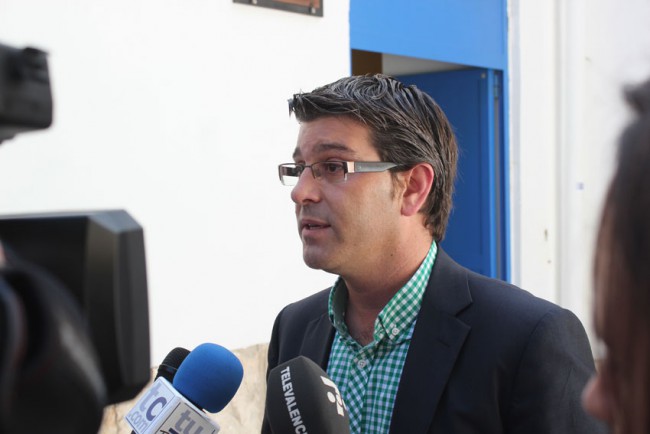 Jorge Rodríguez habló para las cámaras de televisión al salir de la reunión con los alcaldes de la comarca de La Hoya de Buñol - Chiva