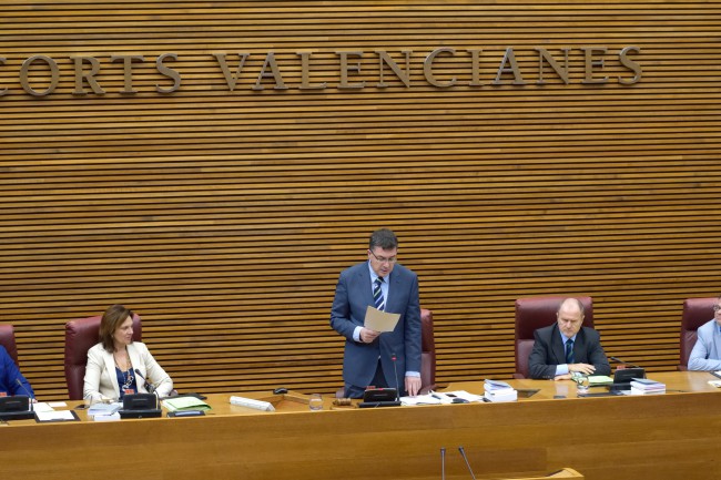 El President de les Corts, Enric Morera, llig el text per demanar la declaració de l'Any Pinazo. CORTS VALENCIANES/INMACULADA CABALLER