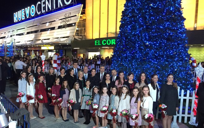 Las Falleras Mayores de Valencia y sus Cortes de Honor presidieron el encendido de la iluminación navideña en Nuevo Centro.