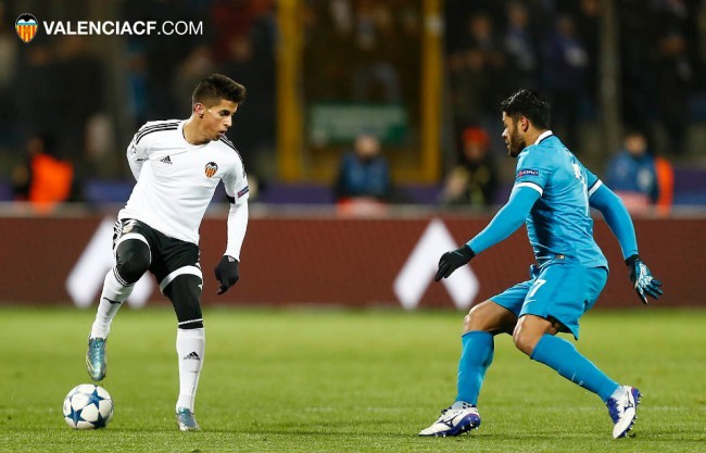 A Joao Cancelo se le atragantó el incisivo atacante brasileño del Zenit, Hulk. Foto. VCF