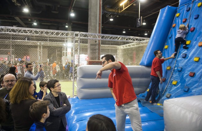 Isabel García visita Expojove foto_Abulaila (3)