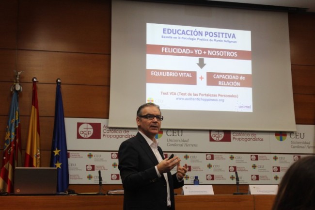 Juan Fernando Bou, en un momento de su ponencia.