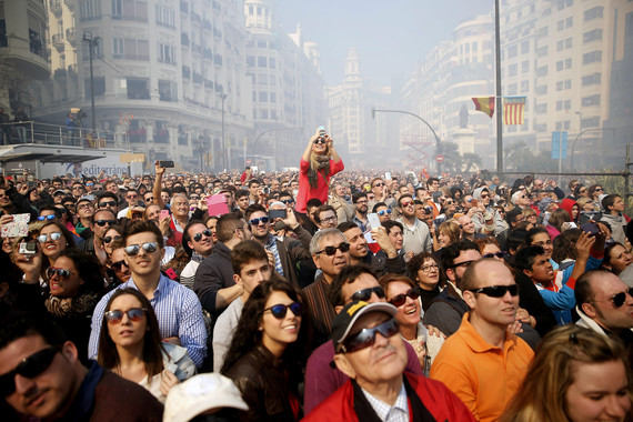 Mascletá durante las Fallas de Valencia, unas fiestas donde el consumo de alcohol se incrementa un 400% los últimos días. / Efe