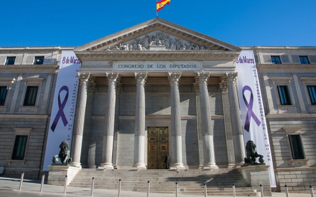 Fachada del Congreso de los Diputados, durante el Día de la Mujer