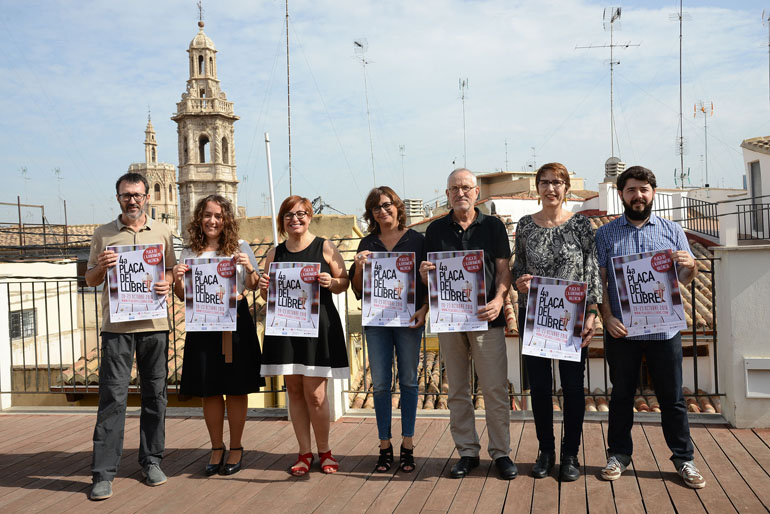 06/10/2016. València, Octubre CCC. Roda de premsa de presentació de la 4a Plaça del Llibre, del 20 al 23 octubre a la Plaça de l'Ajuntament de València. Benvinguda a càrrec de Toni Gisbert (ACPV) i primer parlament a càrrec de la regidora de cultura, Glòria Tello. Fotos: PRATS i CAMPS