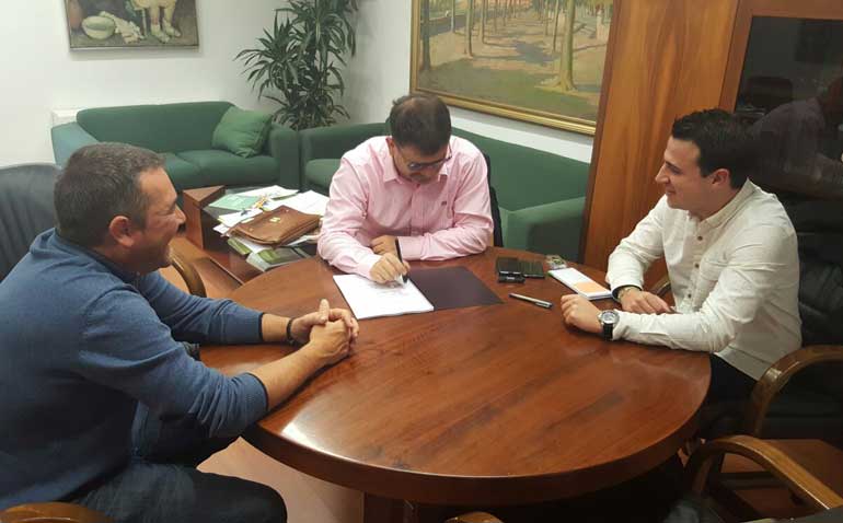 El alcalde de Chiva, Emilio Morales, y el concejal de Educación y Cultura, Manu Clemente, reunidos con el Diputado de Cooperación Municipal, Emili Altur
