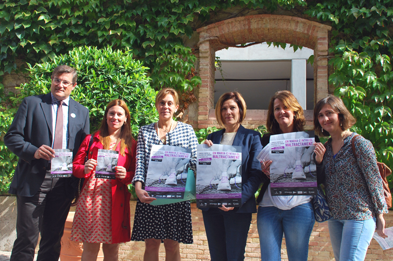 Maite Girau, durante la presentación de la Marxa, junto a patrocinadores y representantes de la Asociación Alanna