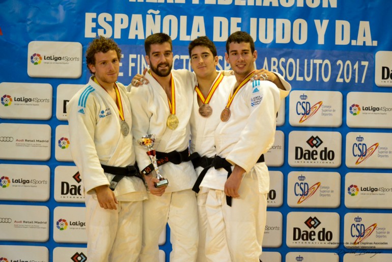 Alfonso, medalla de oro, e Igor, medalla de bronce -81Kg.