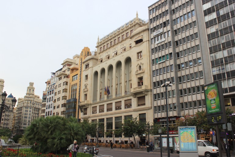 Fachada del Ateneo Mercantil de Valencia, en el centro de la imagen. Foto: Javier Furió