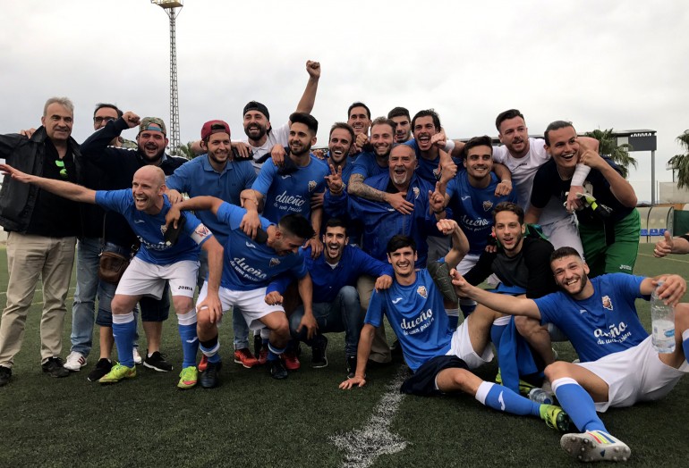 Los jugadores del Paiporta CF celebran la consecución del campeonato de su grupo en Regional Preferente.