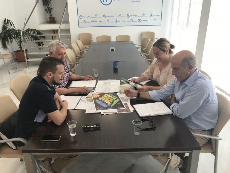 Reunión de la Asociación de Vecinos de Sant Isidre con el grupo municipal popular.