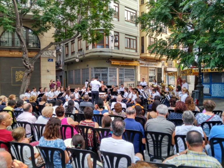 Actuació del Centre Instructiu i Musical de Massanassa a la plaça del Mercat. Foto: Ajuntament de València
