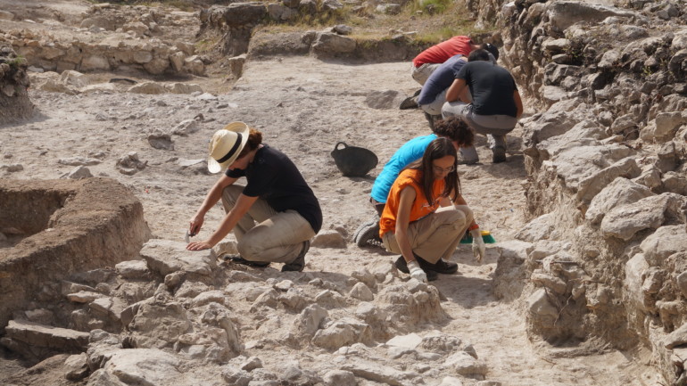 Arqueólogos trabajan en la Bastida de les Alcusses de Moixent.