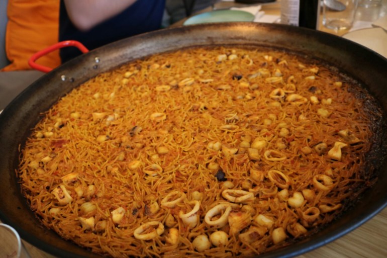 Una fideuà conforme a los cánones. Deliciosa. Foto: Sisko Estellés.
