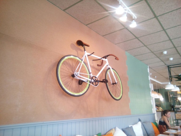 La bicicleta que corona uno de los muros del comedor. La Bicicleta, Náquera. Foto: Javier Furió