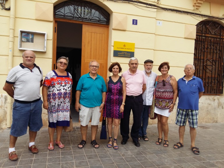 Maite Girau i l’alcalde de Benimàmet escolten les necessitats esportives dels veïns d’aquest poble de València