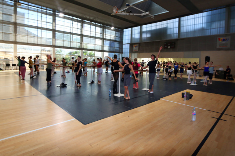 La regidora Maite Girau s’ha reunit amb l’alumnat i professorat del VIII Campus Internacional de Dansa