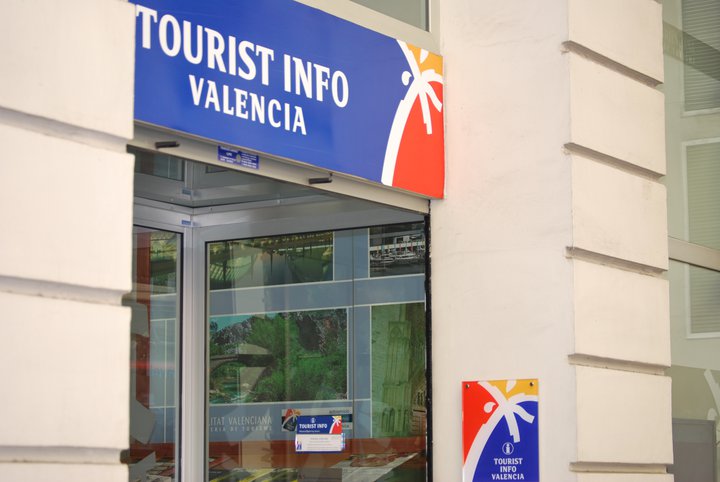 La Red Tourist Info de la Generalitat, de sobresaliente para los turistas.