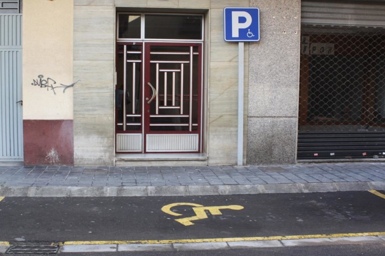 Almassora - aparcament reservat a persones amb mobilitat reduïda.