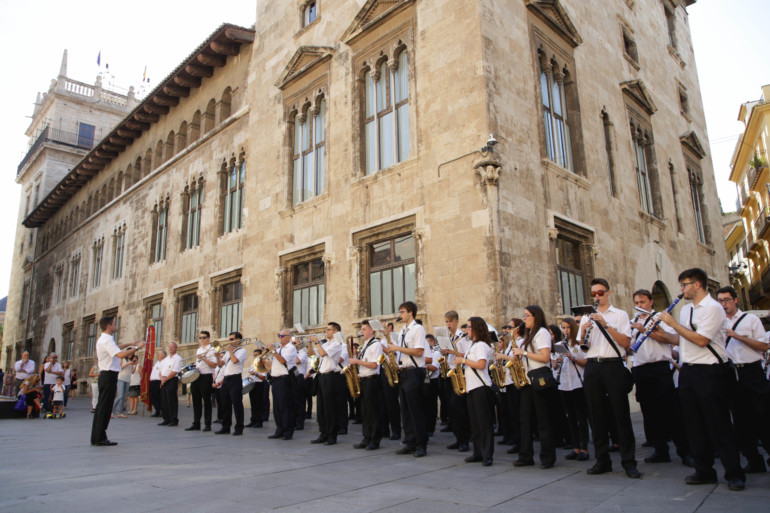 La Societat Musical 'La constància' de Moixent, tocant en 'Les Bandes al Palau de la Generalitat'