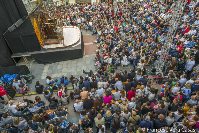 La quantitat de públic que assisteix a les representacions de la Plaça de l'Ajuntament ompli les localitats i els voltants de l'escenari. 28a Mostra Internacional de Mim a Sueca.
