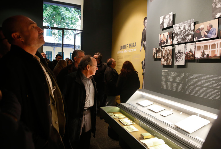 Xavier Rius i J. F. Mira durant la inauguració de la mostra al Museu d'Etnologia