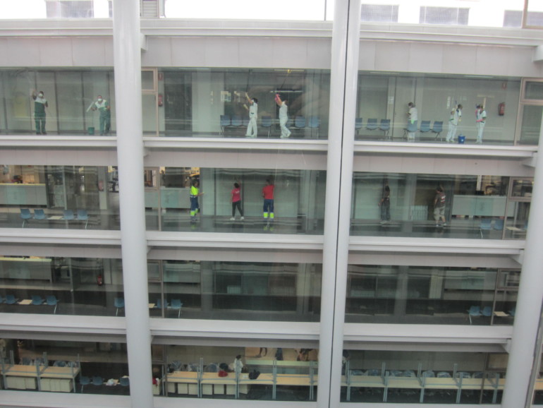 Labores de limpieza y acondicionamiento en la Ciudad de la Justicia.