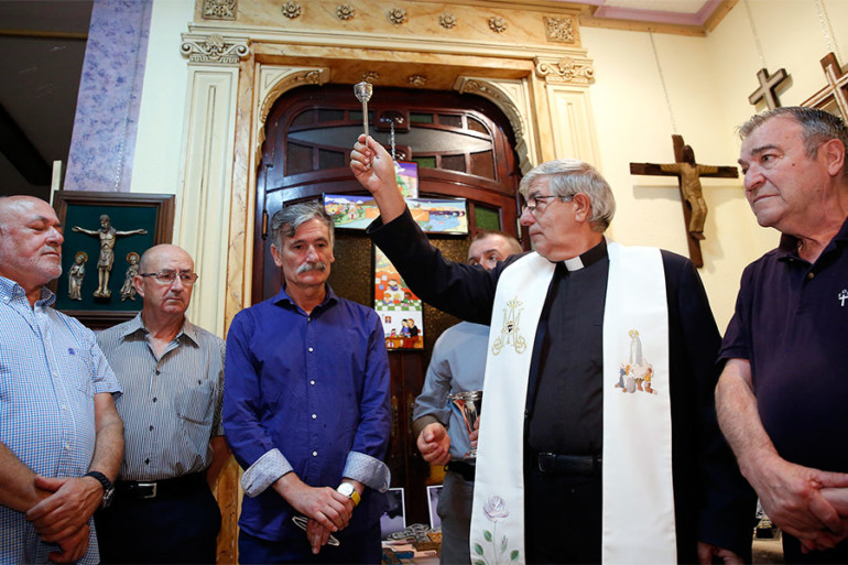 Jaime Sancho bendice las cruces de la exposición del Canyamelar.
