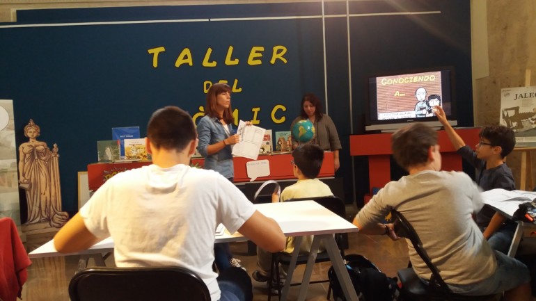 Actividad de fomento de la lectura en una biblioteca pública.
