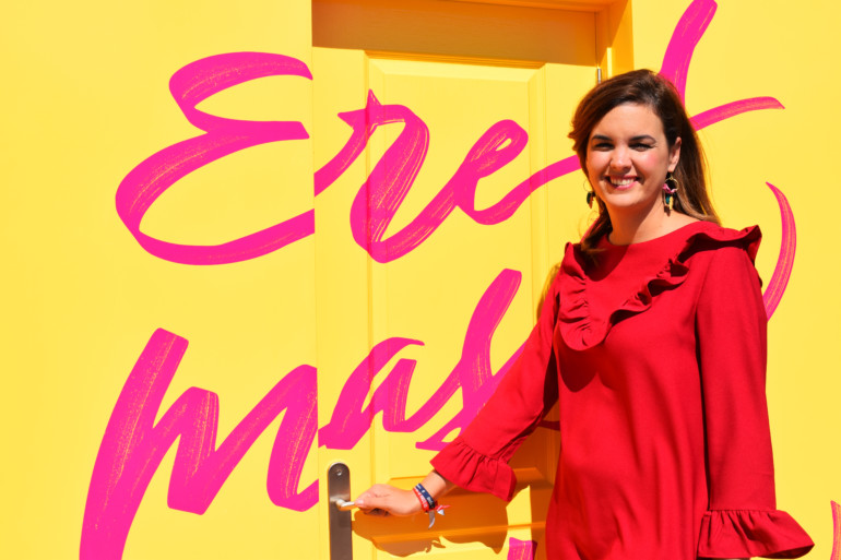 Sandra Gómez, junto al tótem delante de la estación de Renfe.
