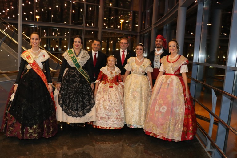 Les falleres majors de Torrent, amb les regines de les festes de Castelló i Sogorb, l'alcalde Jesús Ros i Carlos Galiana, regidor de comerç de l'Ajuntament de València.