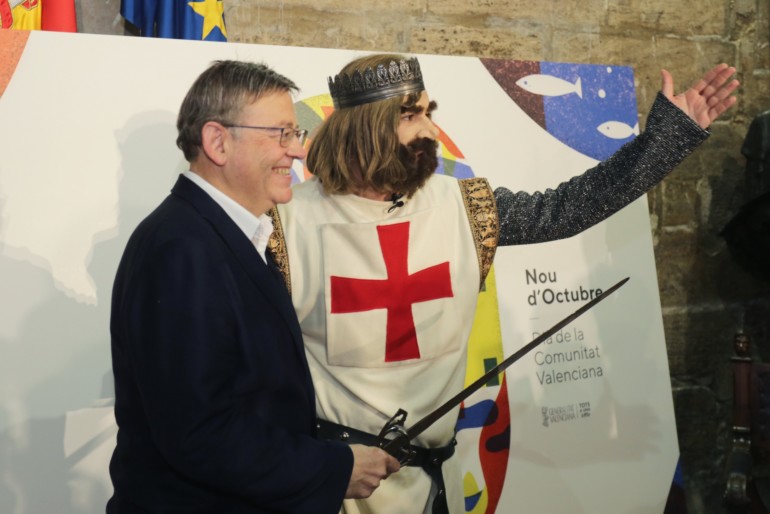 Ximo Puig con Eugeni Alemany disfrazado de Rey don Jaime I