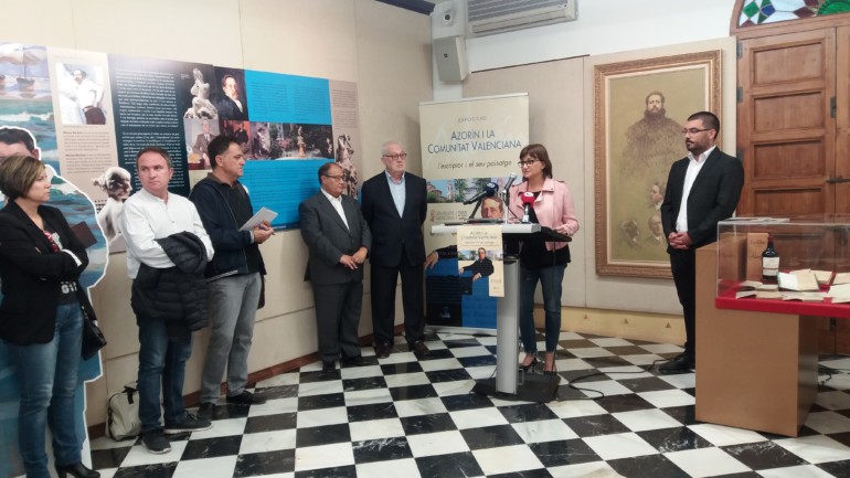 Carmen Amoraga inaugura la exposición sobre Azorín en Monóvar