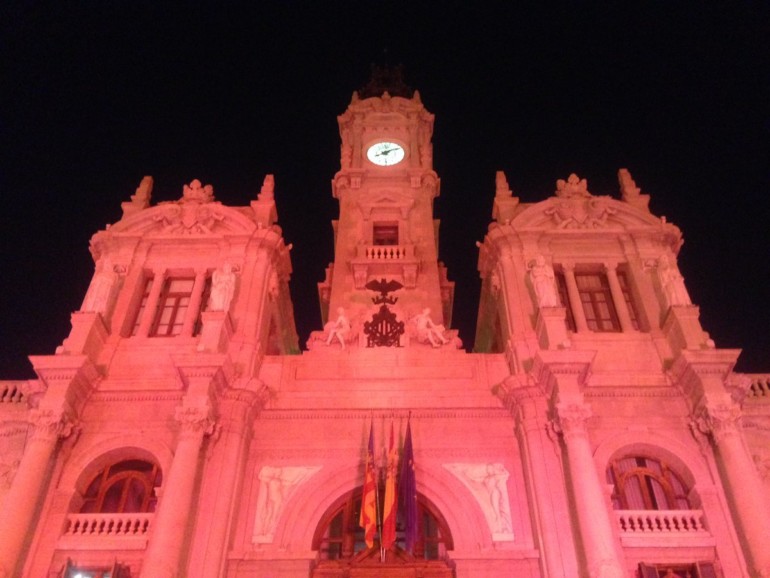 La façana de l'Ajuntament ja s'il·"luminà la setmana anterior per les xiquetes.