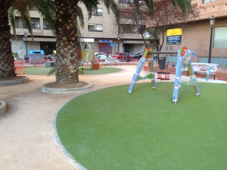 Nuevo jardín con juegos infantiles en la avenida Aragón.