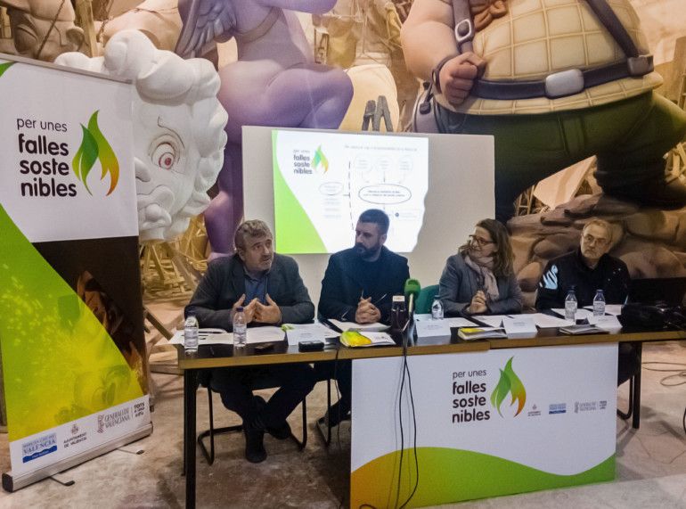 Josep Bort, Pere Fuset i Elena Cebriàn parlen al taller de Ximo Esteve, en la Ciutat de l'Artista Faller