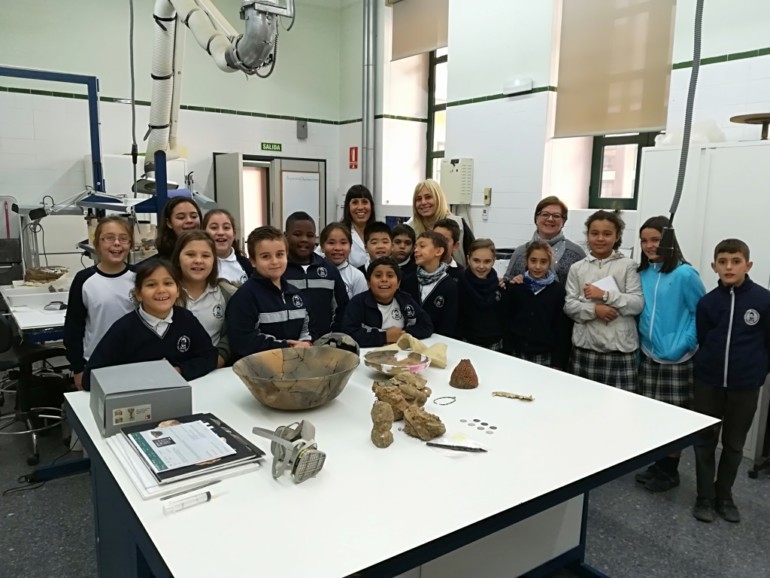 Los alumnos del colegio San Juan Bosco de València durante su visita al laboratorio.